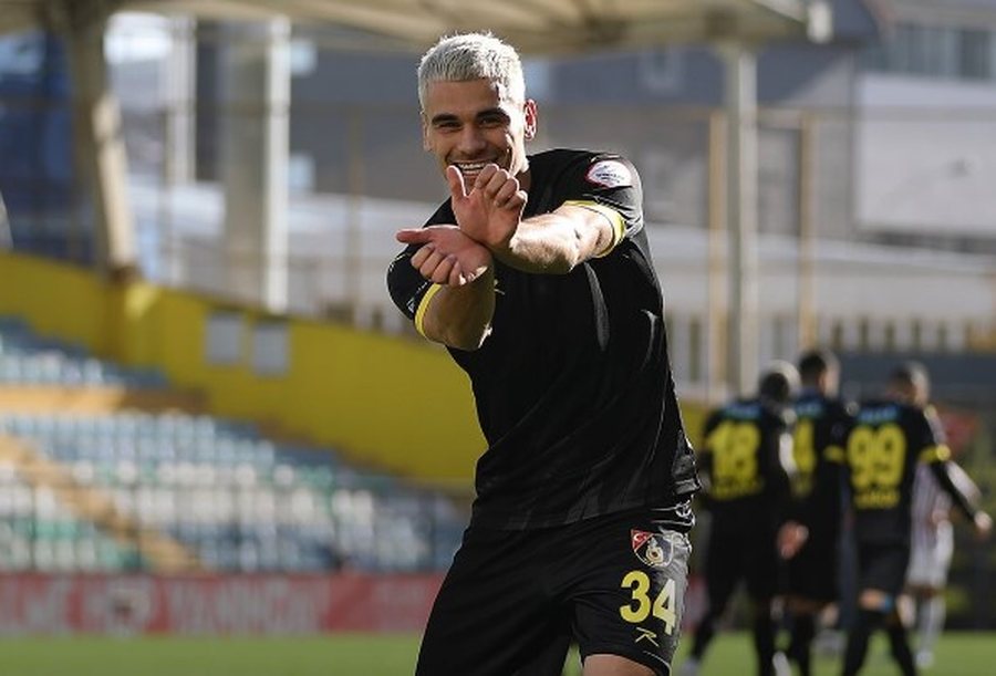 ZYRTARE/ Kontrat&euml; 1.5-vje&ccedil;are! Mesfushori shqiptar ndryshon ekip,