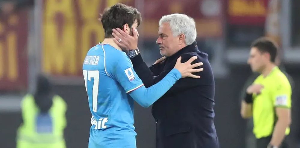 Pamjet që u bën virale te Roma – Napoli, Mourinho "djall