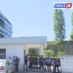 News24 nën bllokim policor: Mbyllet sinjali i transmetimit të