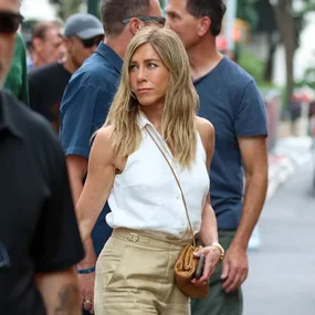Jennifer Aniston veshi një palë pantallona ndryshe që do t'i