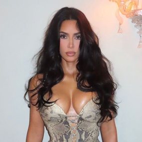 Kim Kardashian rikthen një nga modelet më ikonike me ndryshimin
