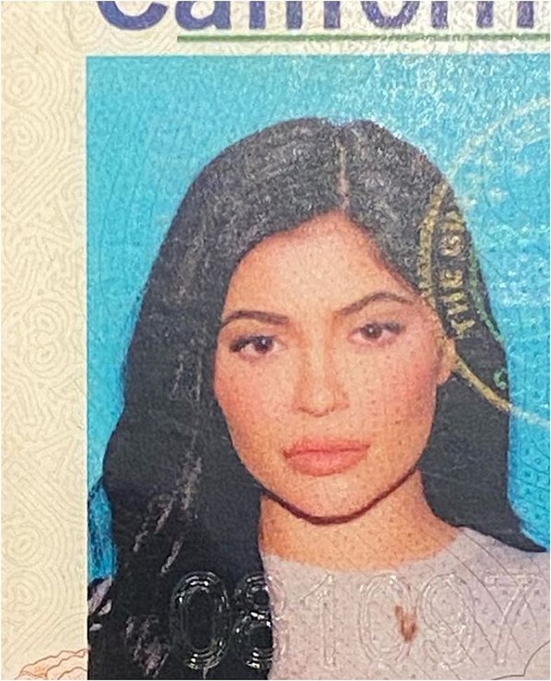 Kylie Jenner photoshop-on foton e patentës