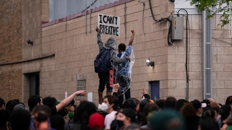 Kaos në Minneapolis: Plaçkitje dhe protesta të dhunshme