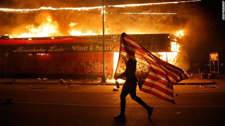 Arrestohet polici që vrau 46-vjeçarin! Minnesota në flakë: