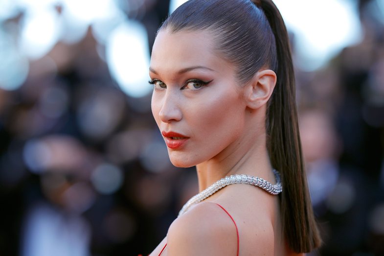 Baluket e reja të Bella Hadid janë trendi i flokëve të vitit