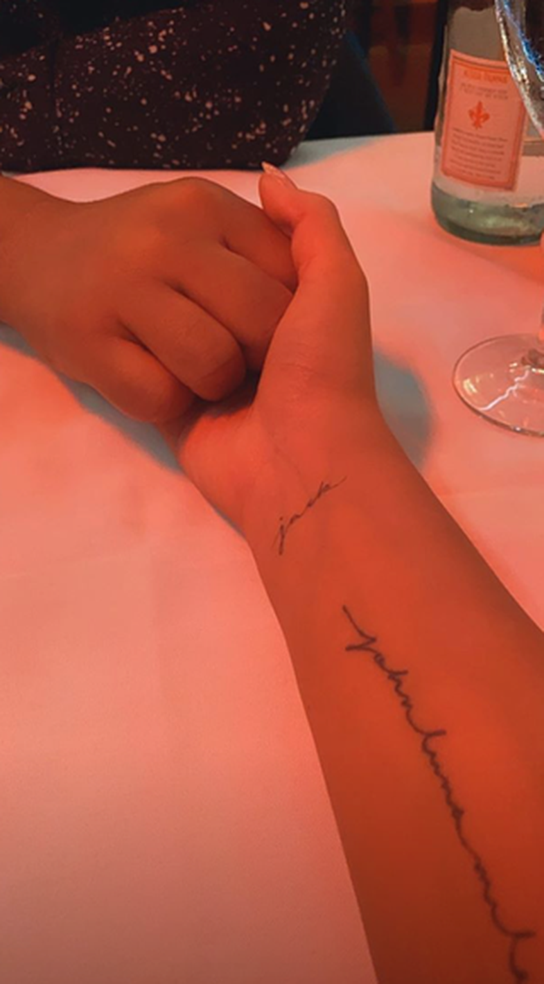 Chrissy Teigen, zbulon tatuazhin dedikuar bebushit të ndjerë