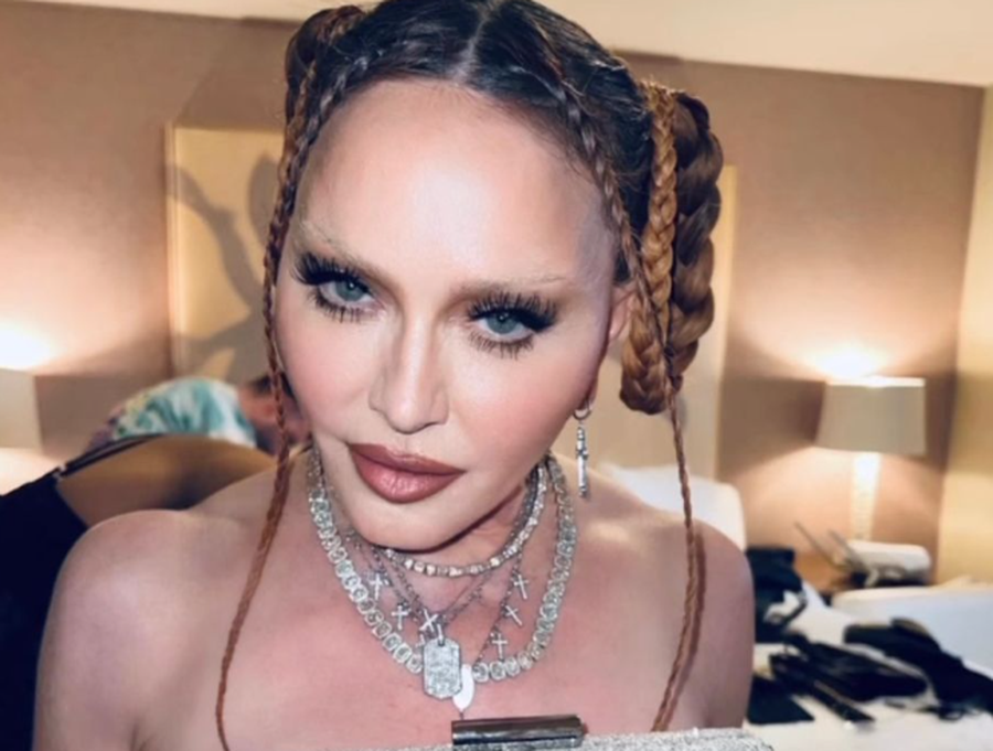 Madonna pozon me të brendshme, ndjekësit e kritikojnë: