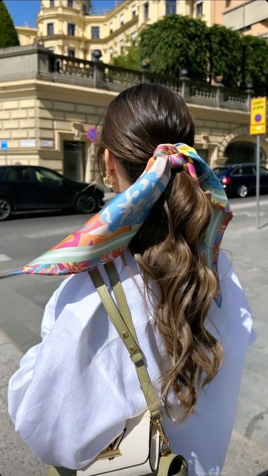 Dhjetë modele flokësh elegante për ditët e nxehta