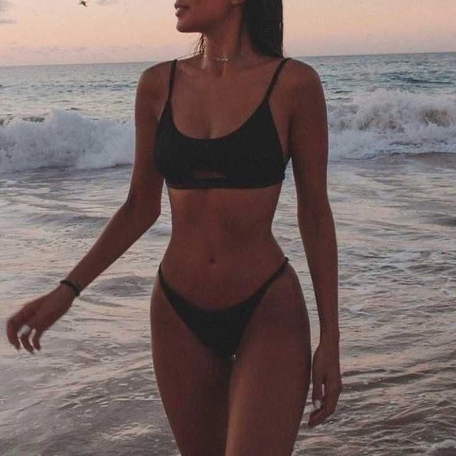 Bikini të zeza që nuk dalin kurrë nga moda? Ja disa ide