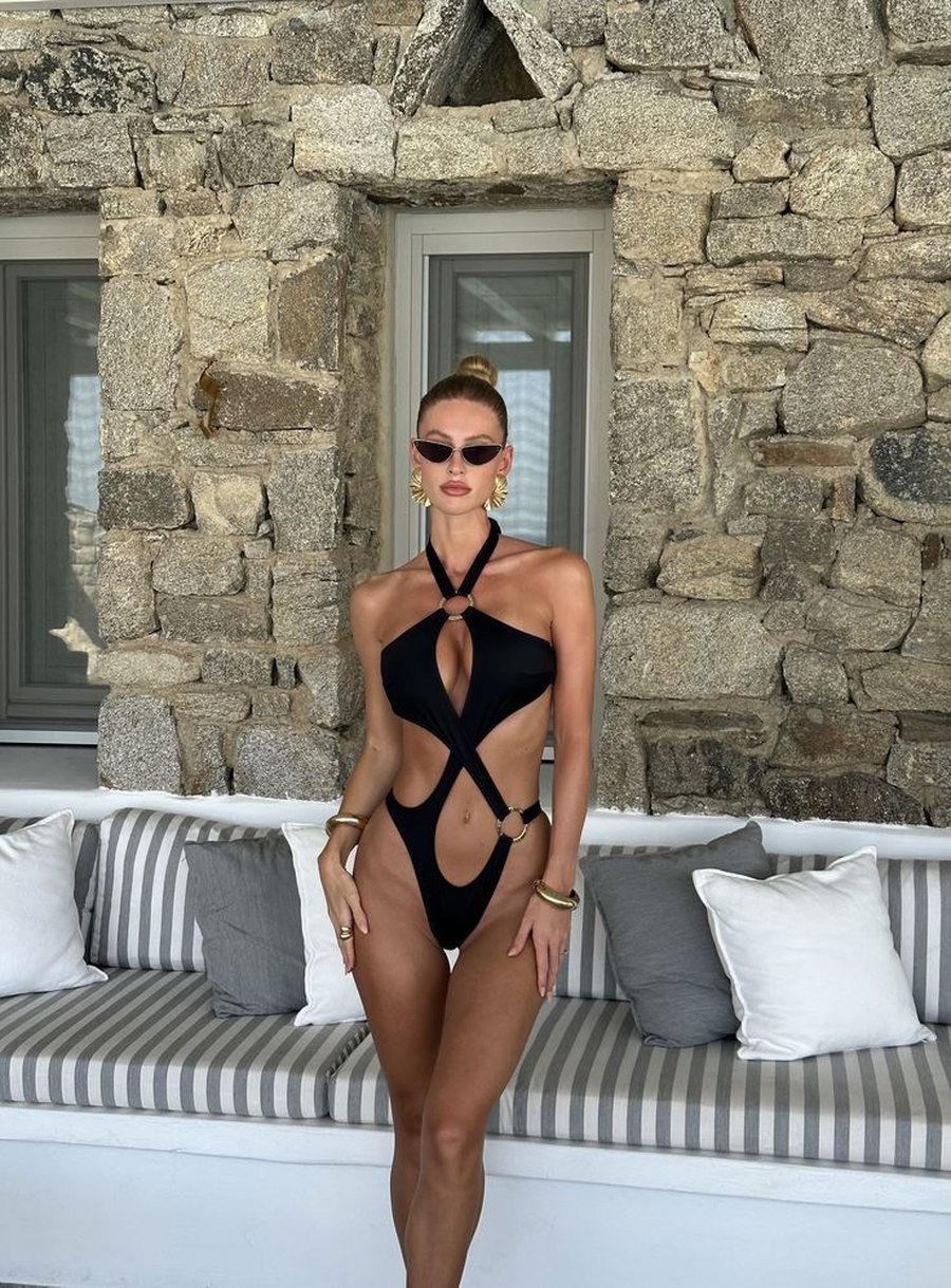 Bikini të zeza që nuk dalin kurrë nga moda? Ja disa ide