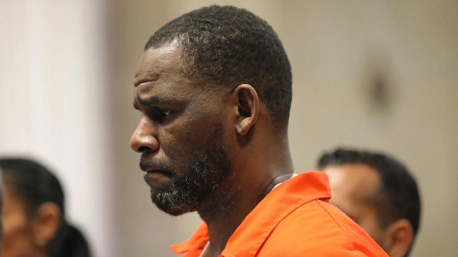 I dënuar me 30 vite burg: R. Kelly dërgohet me urgjencë në