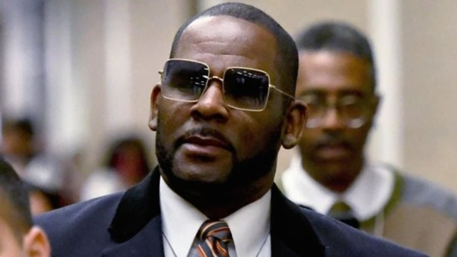 I dënuar me 30 vite burg: R. Kelly dërgohet me urgjencë në
