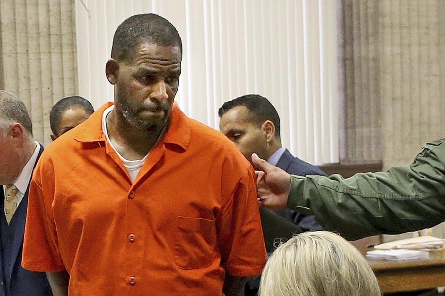 I dënuar me 30 vite burg: R. Kelly dërgohet me urgjencë në