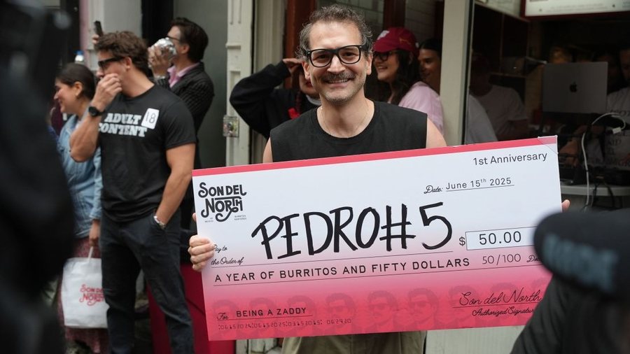 Fitoi konkursin e sozive: Njihuni me "binjakun" e Pedro Pascal