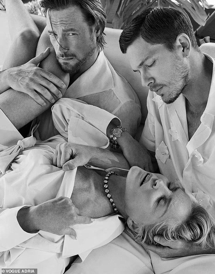 Sharon Stone rikthen skenën ikonike në kinematografi dhe pozon