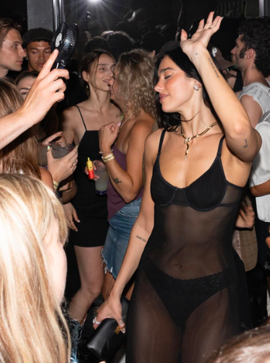 Dua Lipa rikthen në modë fustanin transparent të viteve '90