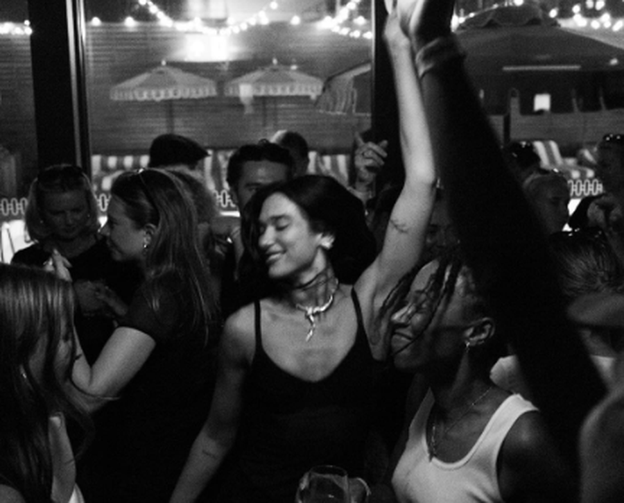 Dua Lipa rikthen në modë fustanin transparent të viteve '90