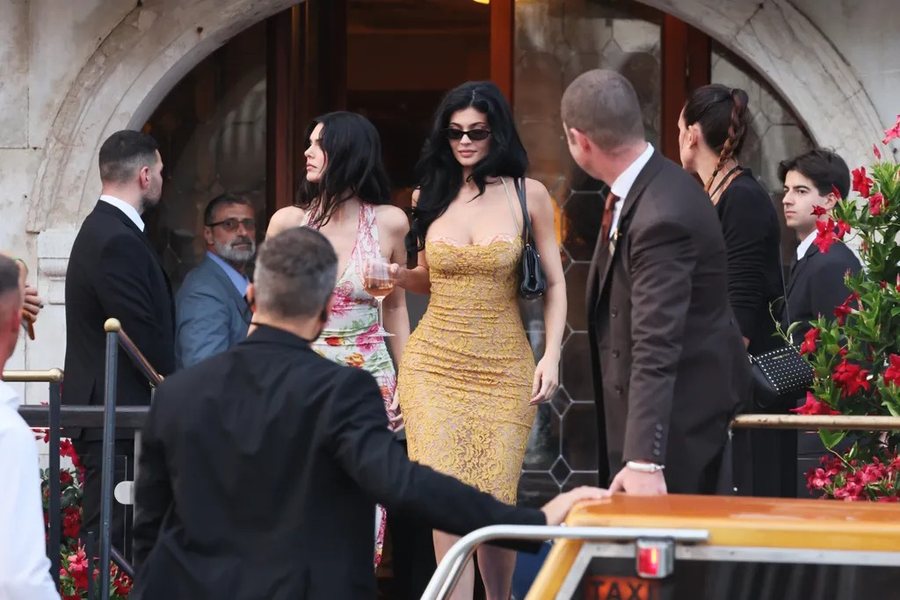 Kylie Jenner sapo veshi trendin më të përfolur të fustaneve