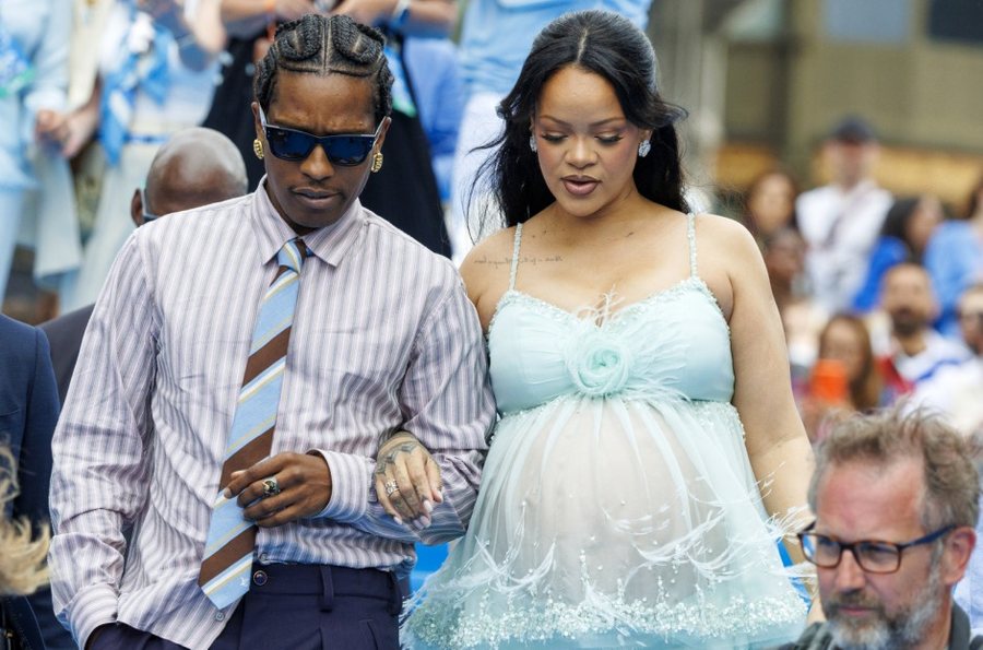 Rihanna zgjodhi një veshje transparente në premierën e filmit