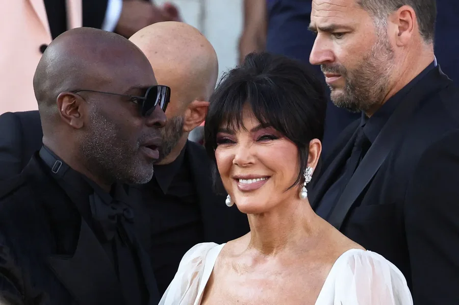 Drama mes çiftit, lexuesja e buzëve zbulon tensionin mes Kris Jenner