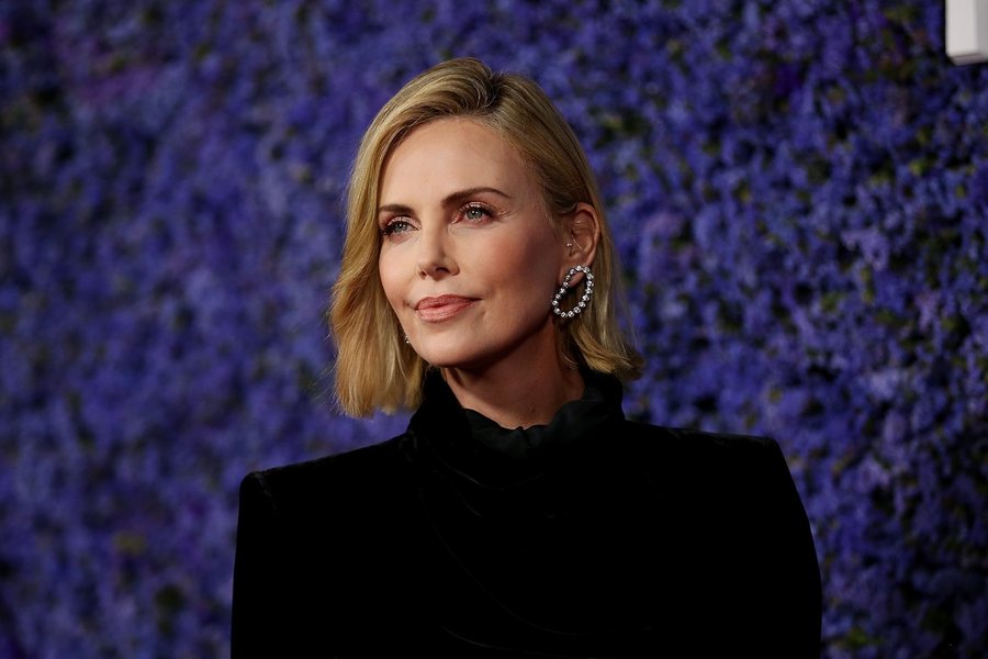 Charlize Theron na vërtetoi se ky manikyr është perfekt për