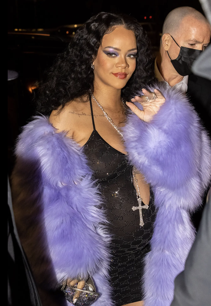 Mami me super stil: Veshjet më të bukura të Rihanna-s gjatë