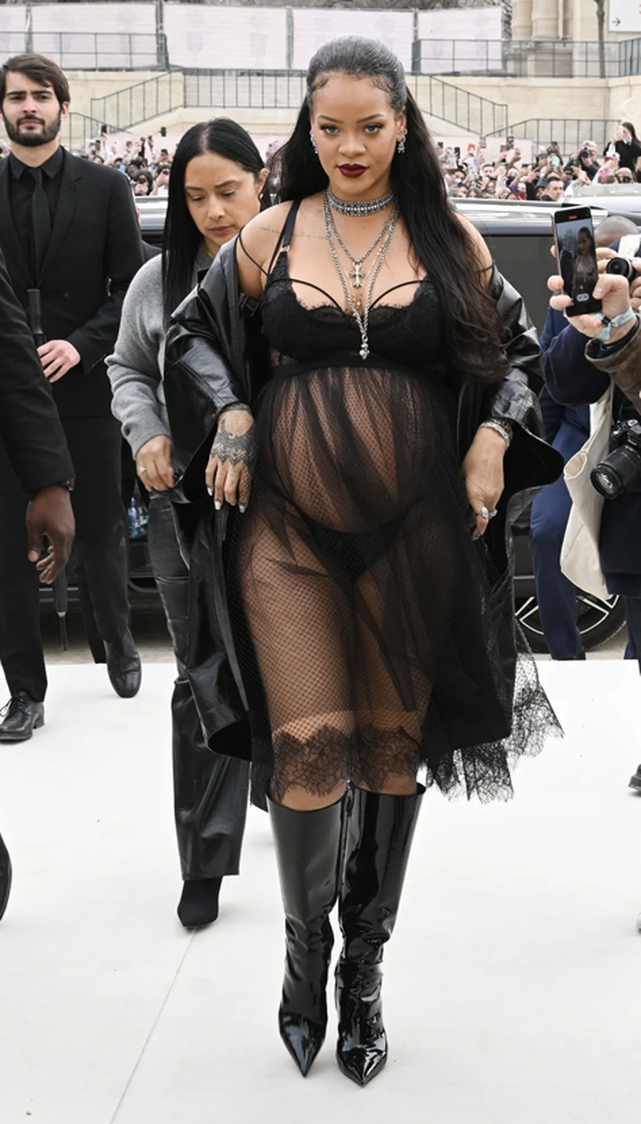Mami me super stil: Veshjet më të bukura të Rihanna-s gjatë