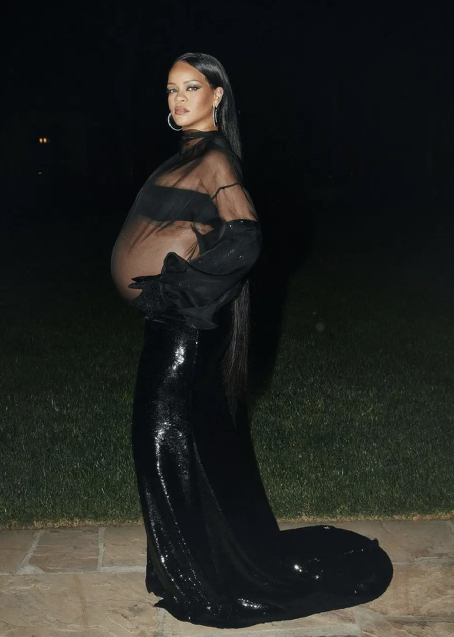 Mami me super stil: Veshjet më të bukura të Rihanna-s gjatë