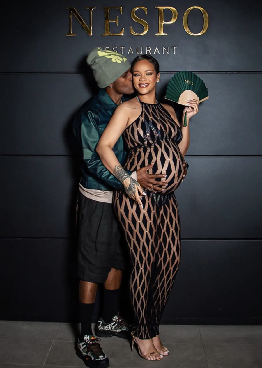 Mami me super stil: Veshjet më të bukura të Rihanna-s gjatë