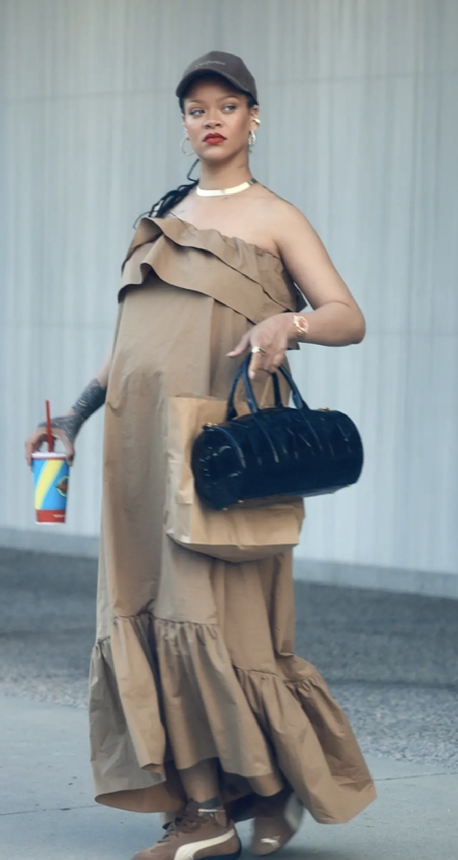 Mami me super stil: Veshjet më të bukura të Rihanna-s gjatë