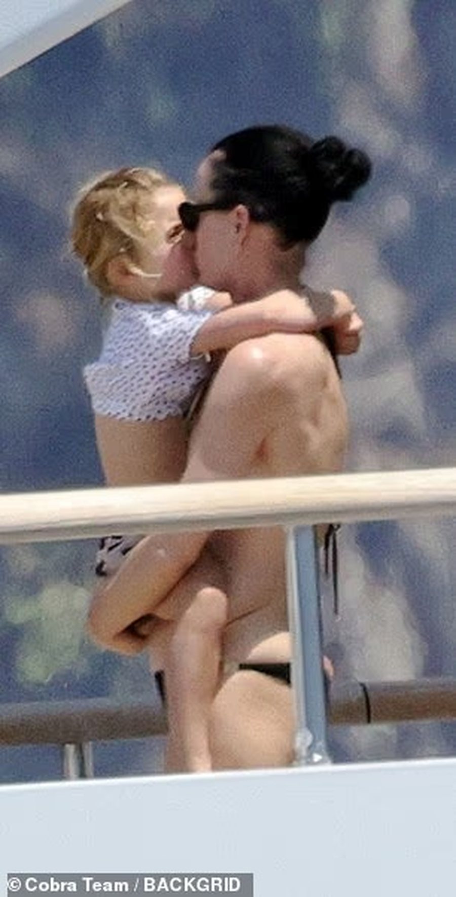 Pas ndarjes, Katy Perry shfaqet duke përqafuar një burrë