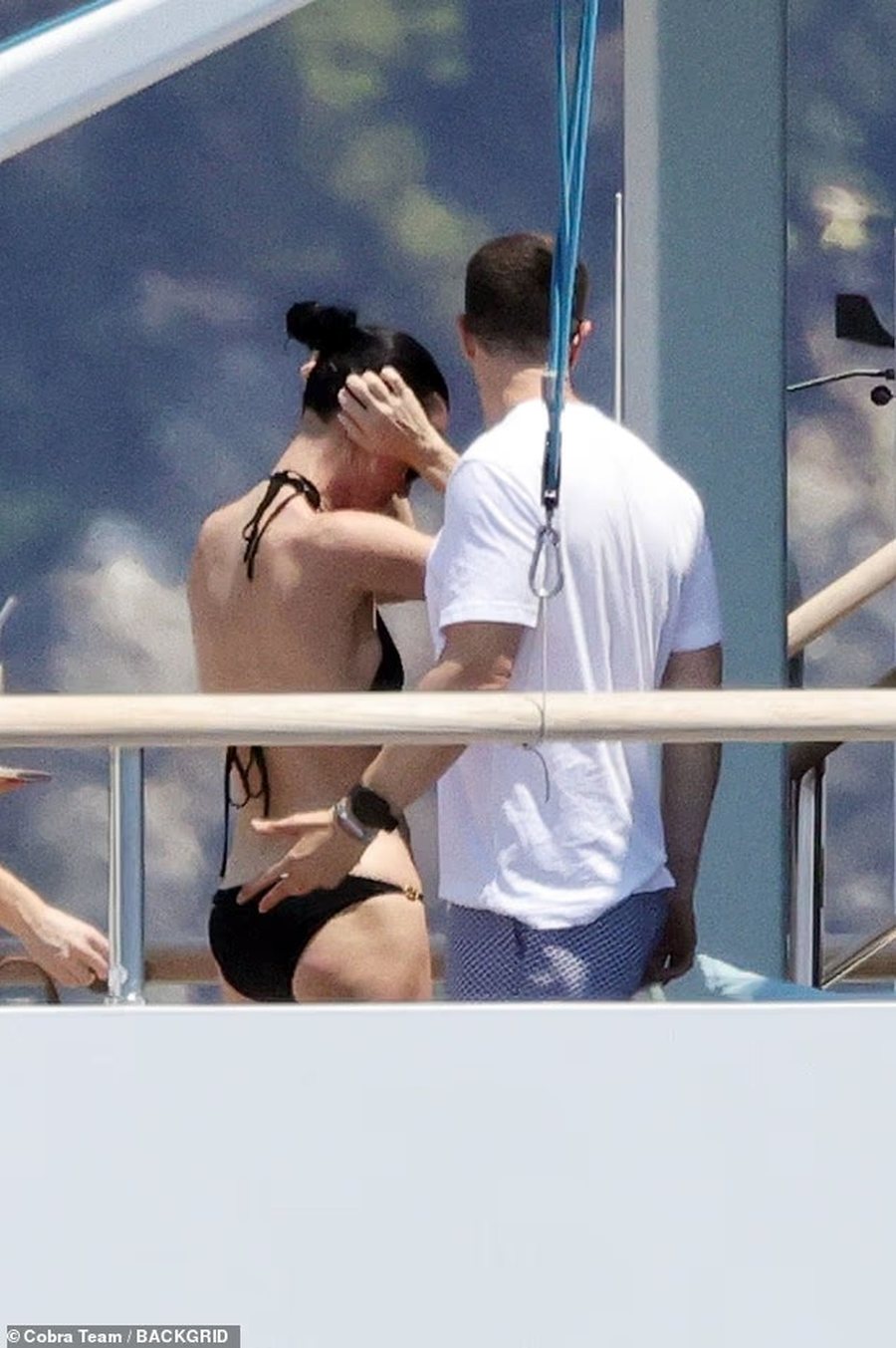 Pas ndarjes, Katy Perry shfaqet duke përqafuar një burrë