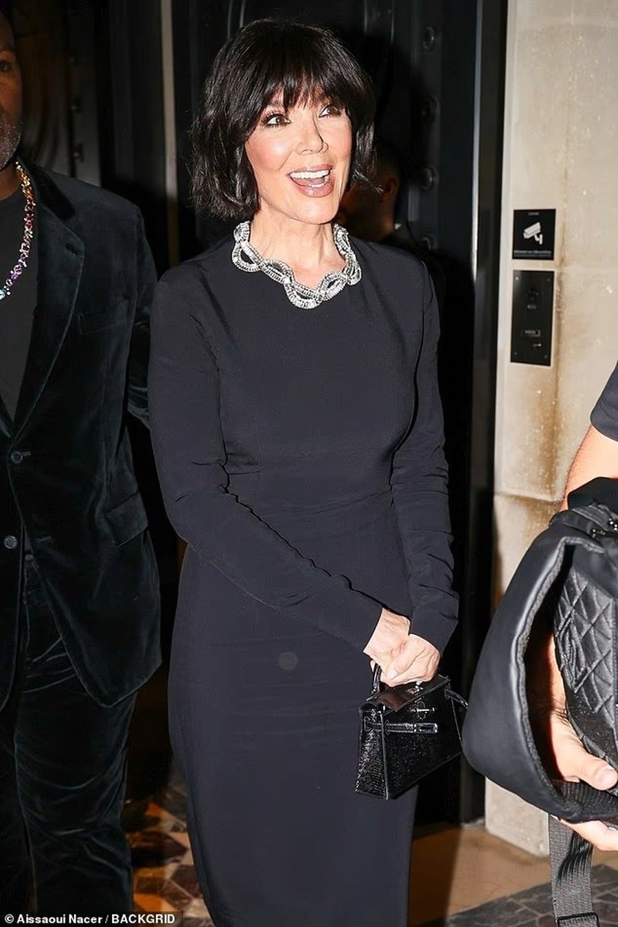 Kris Jenner bën një tjetër ndryshim në pamje dhe duket YLL