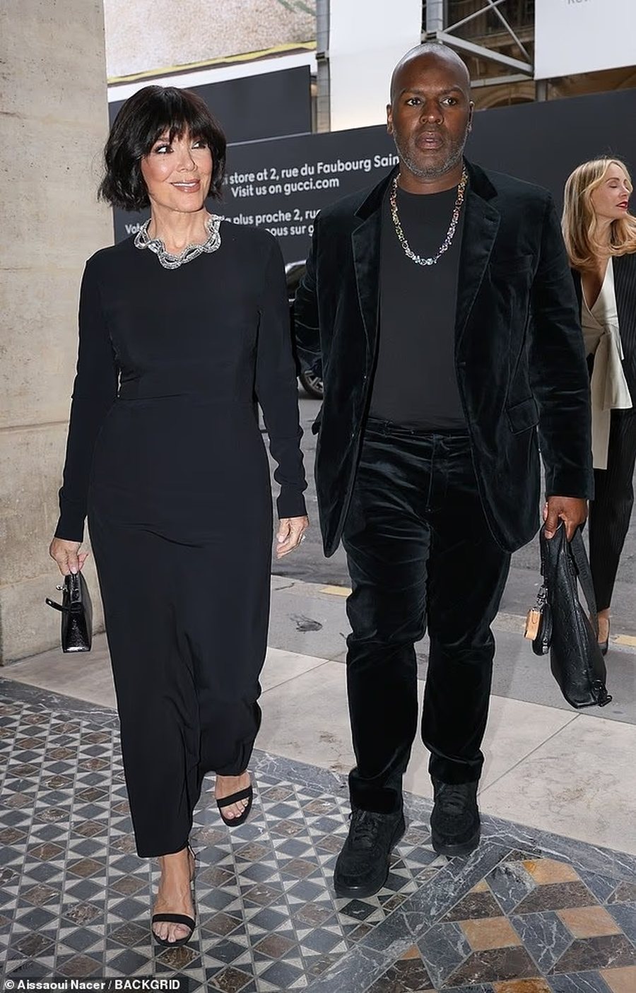 Kris Jenner bën një tjetër ndryshim në pamje dhe duket YLL