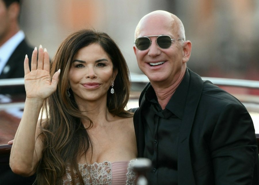 Jeff Bezos mund të blejë *disa* media si dhuratë për