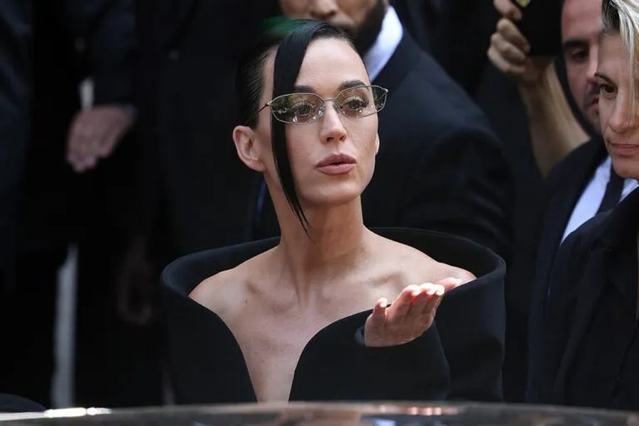 Pas ndarjes, Katy Perry shfaqet në publik me një fustan të zi dhe