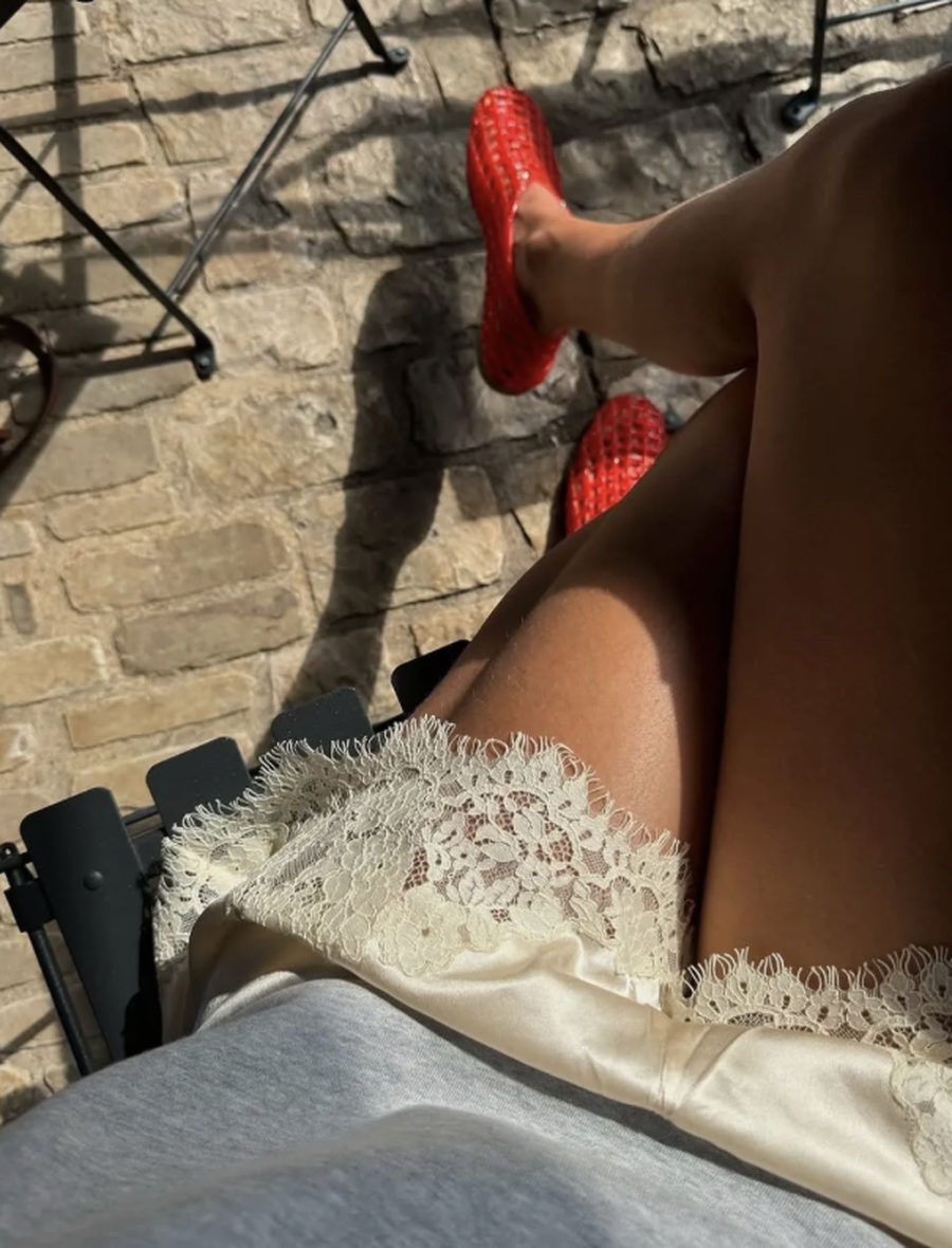 Nga krevati në rrugë: Pizhamet saten janë kaq IN, thonë