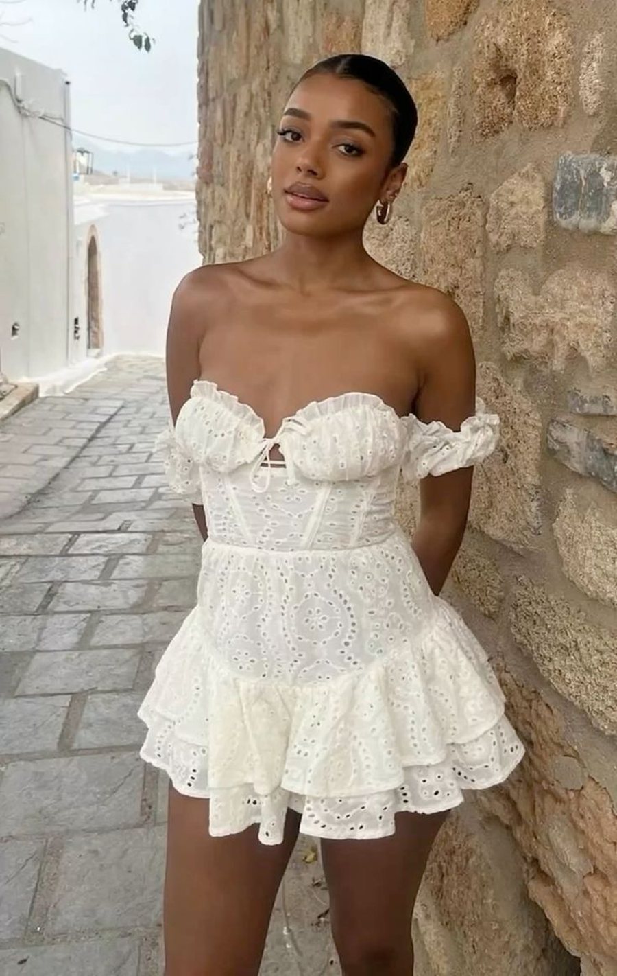 Broderie Anglaise: Stili që përmbledh gjithë ndjesinë e