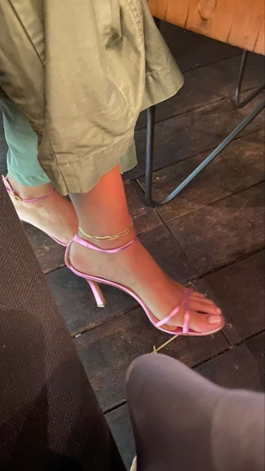 Sandalet sensuale që çdo vajzë duhet t’i ketë