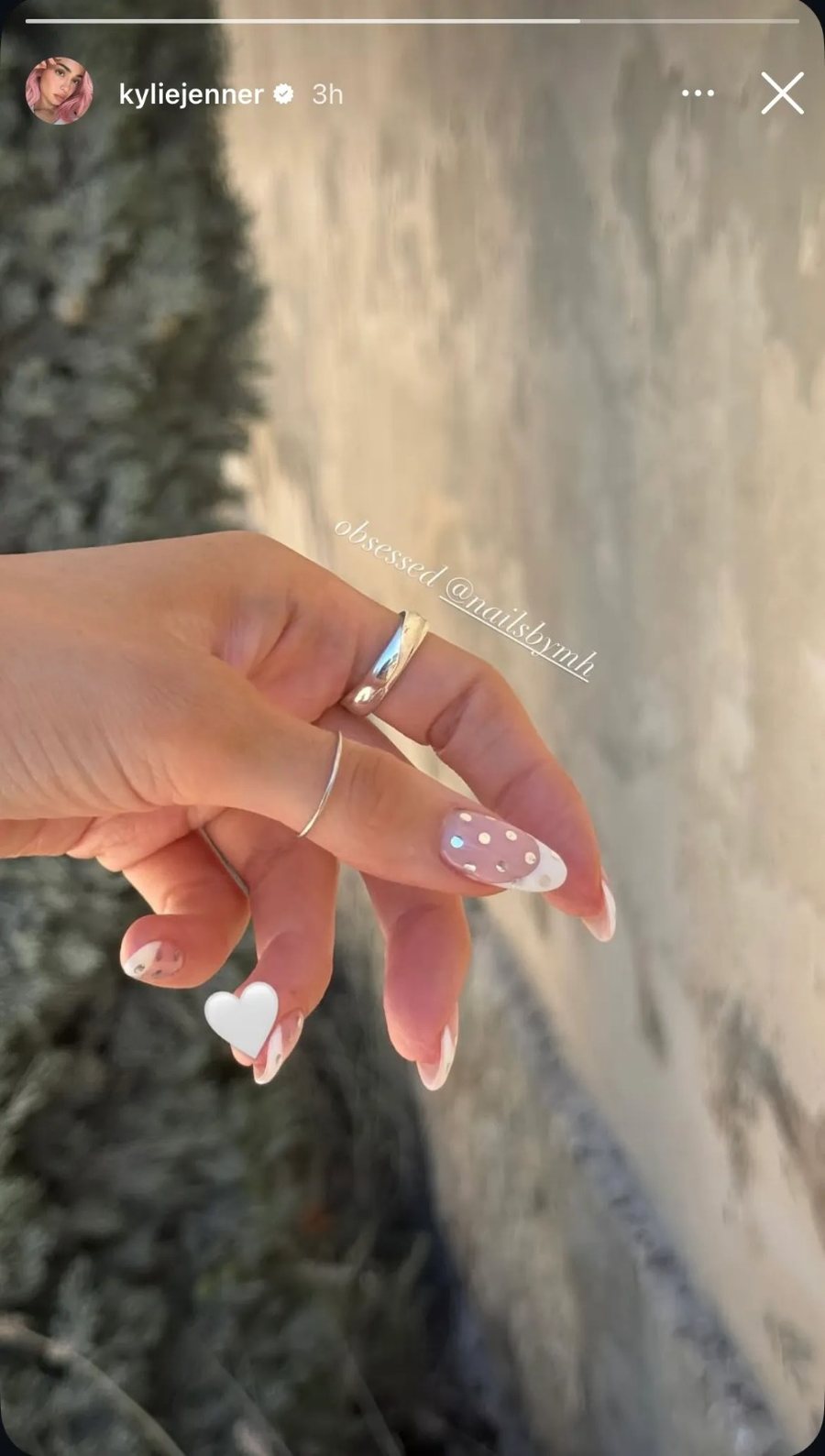 Kylie Jenner e çoi trendin e thonjve me pika të verës në