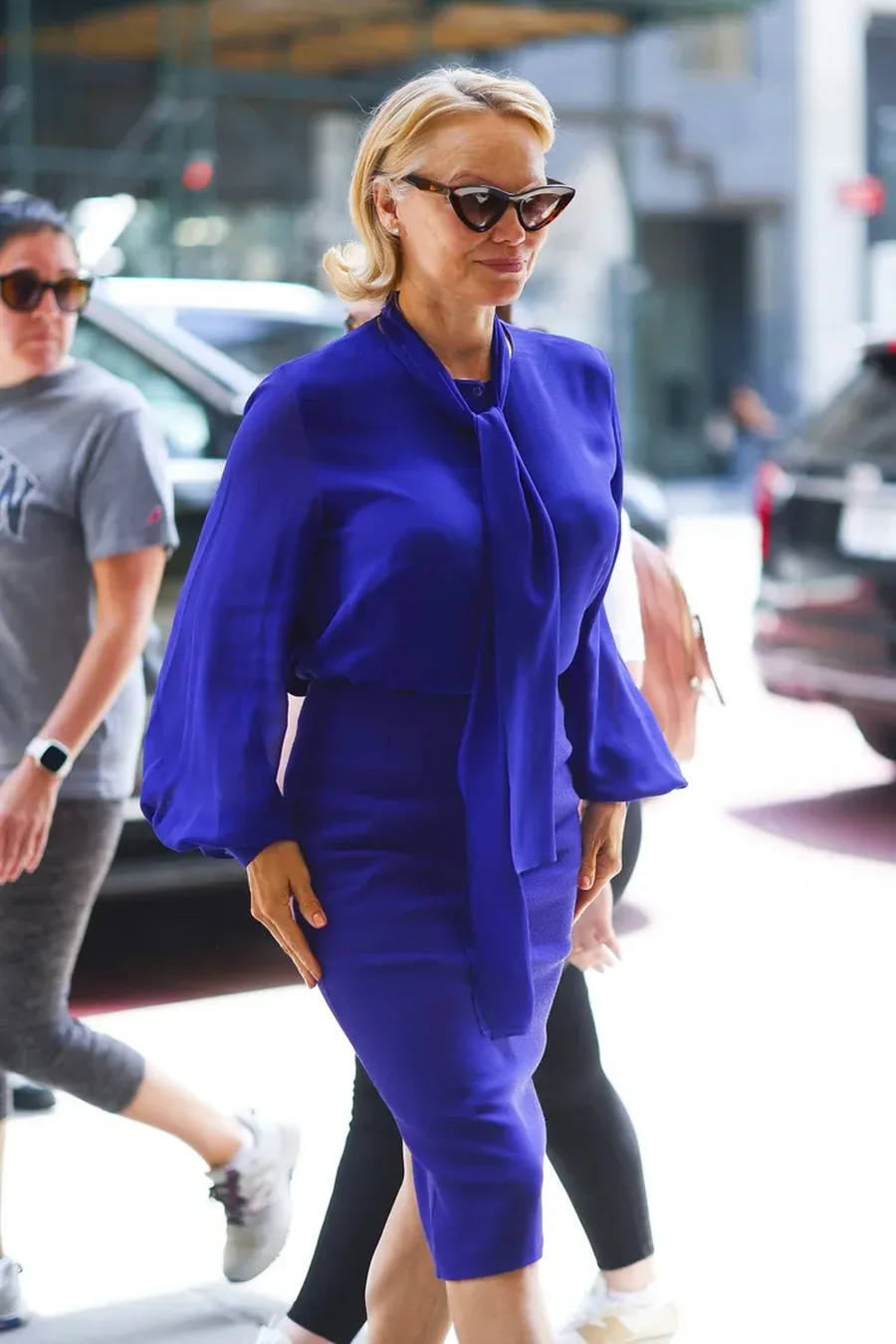 Pamela Anderson lë pas stilimin minimal dhe shfaqet me një model
