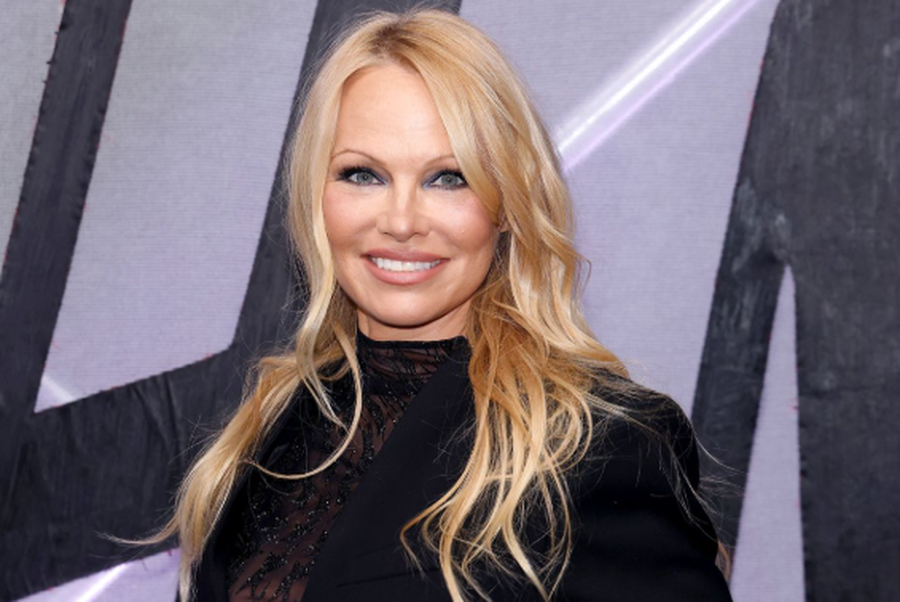 Pamela Anderson lë pas stilimin minimal dhe shfaqet me një model