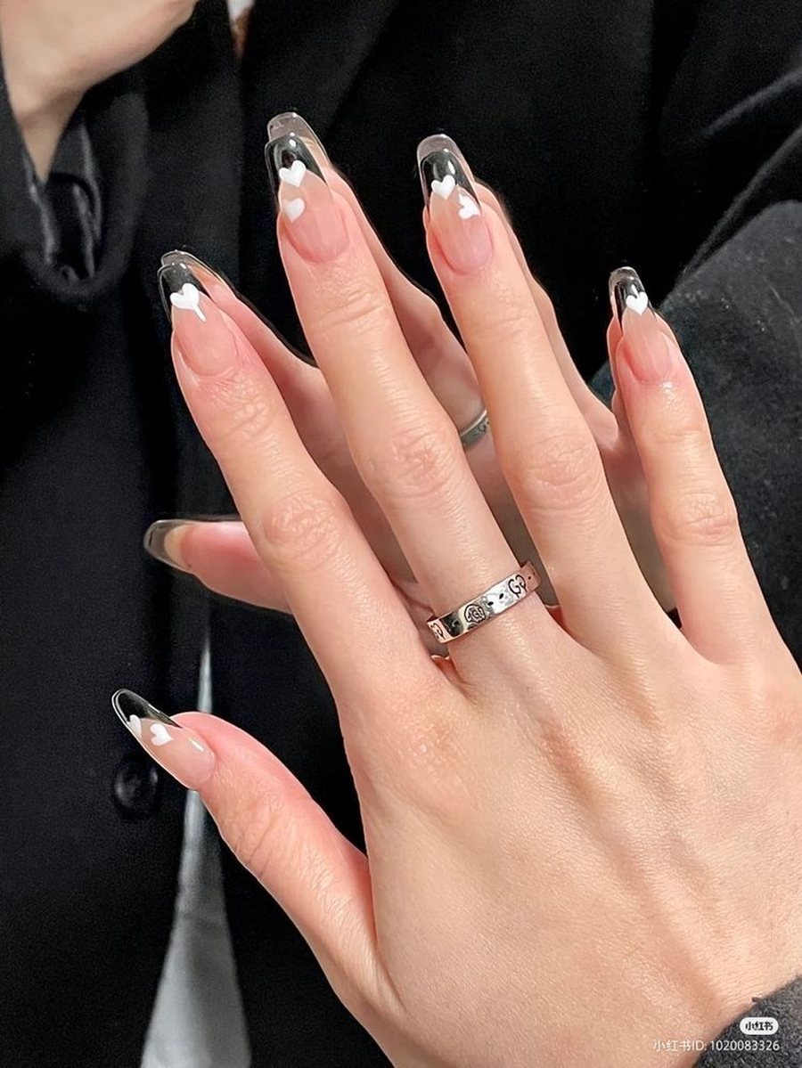 Dakota Johnson konfirmoi se ky është manikyri më i bukur