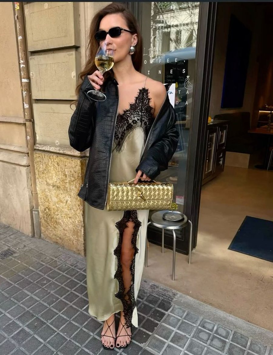 Vintage, sensual dhe shumë në modë: Ky fustan është