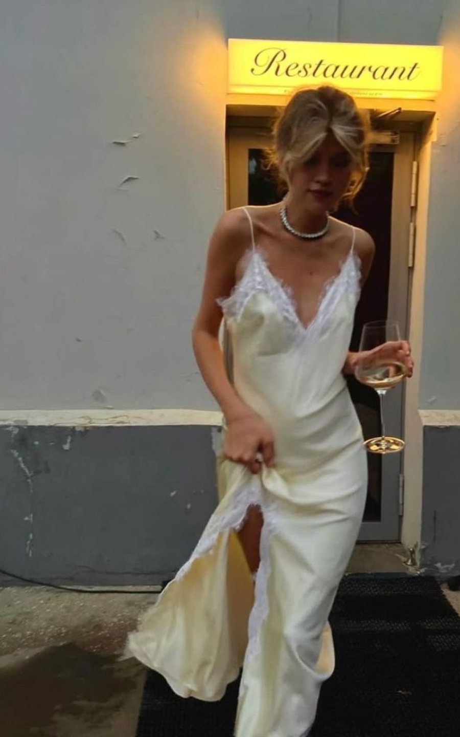 Vintage, sensual dhe shumë në modë: Ky fustan është