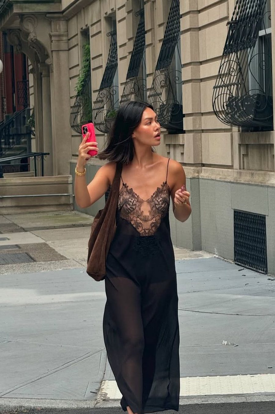 Vintage, sensual dhe shumë në modë: Ky fustan është