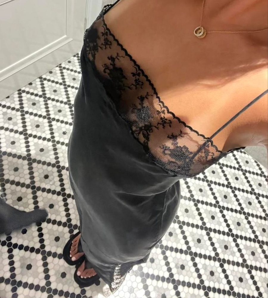 Vintage, sensual dhe shumë në modë: Ky fustan është