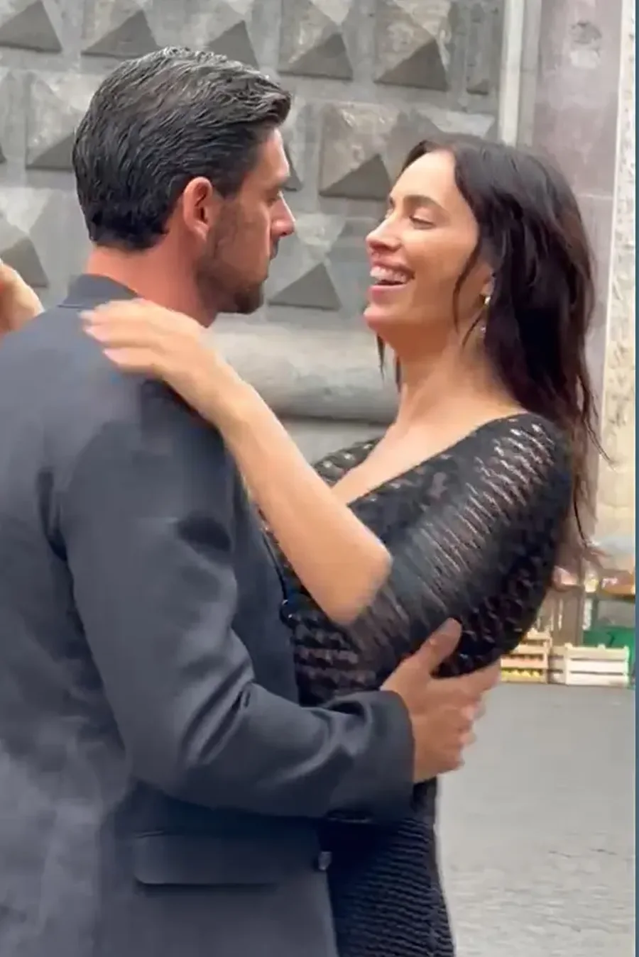 Ç’ka Irina Shayk me Michele Morrone dhe pse po puthen kaq me pasion