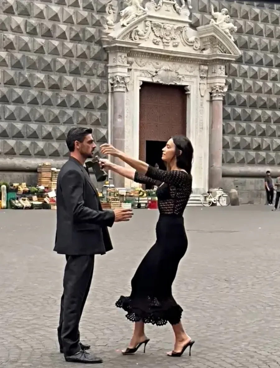 Ç’ka Irina Shayk me Michele Morrone dhe pse po puthen kaq me pasion