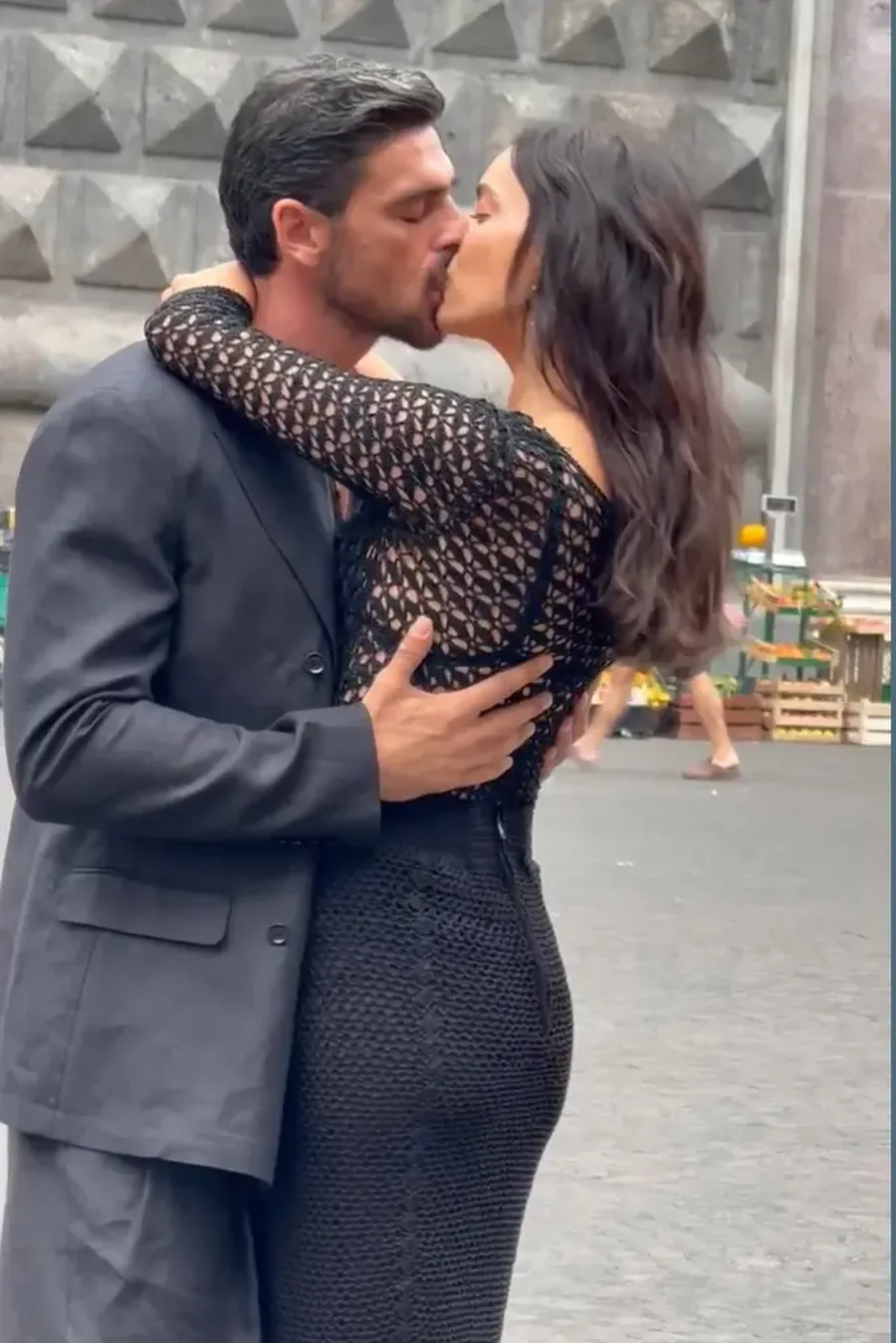 Ç’ka Irina Shayk me Michele Morrone dhe pse po puthen kaq me pasion
